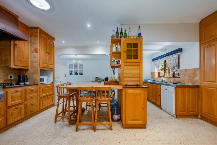 6 Bedroom Property for Sale in Golden Acre Western Cape